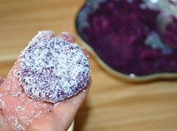 step4: 用勺子取一勺再搓成小圓，再均勻地沾上椰蓉，依次搓園......