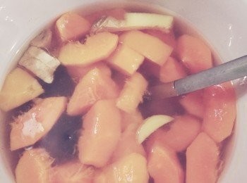 step5: 把木瓜、桃膠、薑、冰糖和水放進燉盅內。
