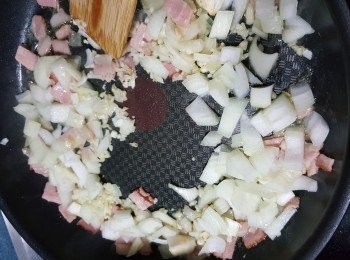 step9: 再加入洋蔥粒蒜頭炒香