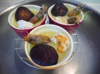 step5: *蒸熟後，再放入餡料以及剩下蛋液，繼續蒸熟即可。