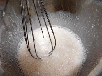 step8: 慕斯餡做法：
鱼胶粉入冷牛奶后适当搅拌，加柠檬汁，隔热水搅拌均匀，至无明显颗粒。