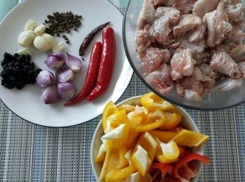 step1: 雞件用鹽麴略醃，燈籠椒切角，乾蔥頭，蒜頭略拍