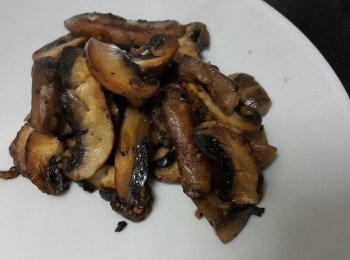 step5: 將蘑菇少少蒜頭，大火煎香備用