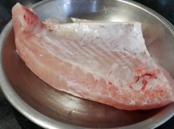 step1: 清洗鯇魚腩，隔乾水份