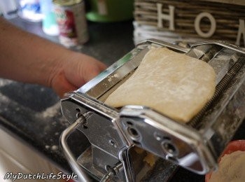 step2: 麵團成形再放入製麵機捲出約2公分厚度，再依照烘培盤面積大小來量切!