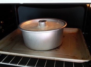 step9: 入爐焗大約25-30分鐘或至熟透,出爐後同樣在枱上離開約八吋位置輕敲二至三下以驅走多餘水份及幫助散熱