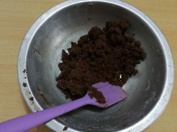 step4: 雞蛋打發好，分數次倒入蛋糕糊中，攪拌好。