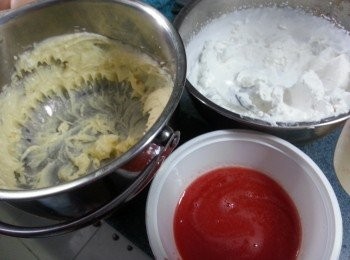 step10: 將打好的淡忌廉加入忌廉芝士及西瓜汁60g打勻