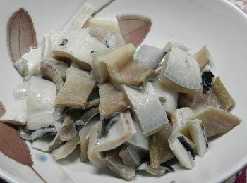 step2: 將虱目魚肚切小塊，鮮蚵洗淨