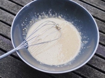step3: 然後將芝麻放入攪拌器內打碎，然後與其他醬汁材料拌勻即可