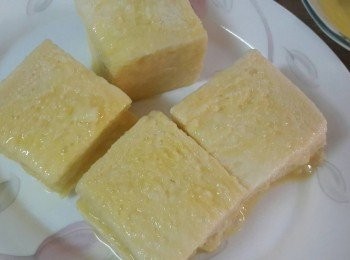 step5: 把麵包沾上蛋液