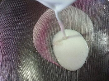 step4: 然後將粉漿過一次篩,確保沒有粉粒,將粉漿用大火蒸30分鐘,灘凍待用