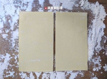 step5: 砧板上灑上一層薄薄的麵粉，放上起酥片（長13公分、寬12公分。需先放在室溫解凍），對切。