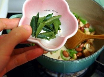 step11: 咖哩葉，一起拌炒。