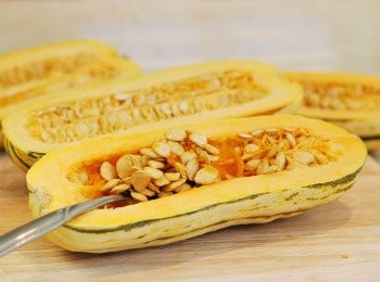 step1: 拿一把利刀將南瓜縱切去囊去籽，內側刷上橄欖油、撒上胡椒與鹽，切面向上置於烤盤