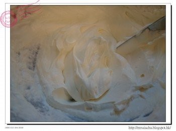step10: 淡忌廉加入糖, 座冰水打至企身, 不用太硬。