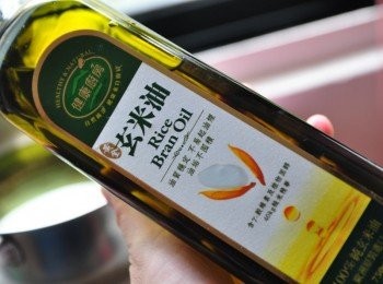 step2: 然後準備適量的【黃金玄米油】熱鍋
