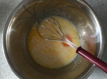 step1: 雞蛋、牛奶、糖粉攪勻，然後加入牛油溶液。