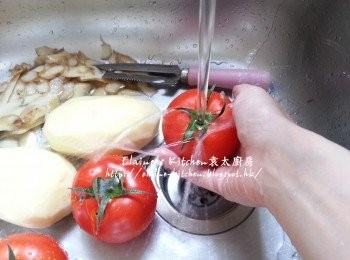 step2: 薯仔去皮 , 蕃茄洗淨 , 將蕃茄切大件 , 薑去皮切片 , 薯仔切件 , 粟米洗淨切段