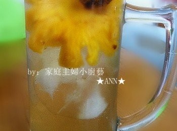 step3: 最後放入冰箱《我的放了7天才開封》。取出時，一片黃梨，一粒酸梅，2匙腌好的黃梨汁加人白開水冰塊，哇~味道不會太酸，充滿著黃梨味~好棒哦!