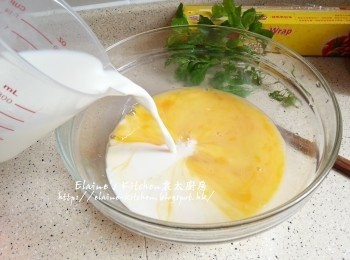 step1: 雞蛋打入碗中拌勻成蛋液 , 加入無糖豆漿及鹽拌勻