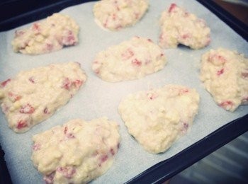 step9: 變硬的麵糰分成8等份!!擺在烤盤上並刷上少許的蛋液~~放入預熱200度的烤箱烤約20-30分鐘即可!!