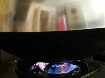 step11: 鍋中放入凍水， 再將麵團放入關蓋發酵20分钟，然後用中火蒸15鐘