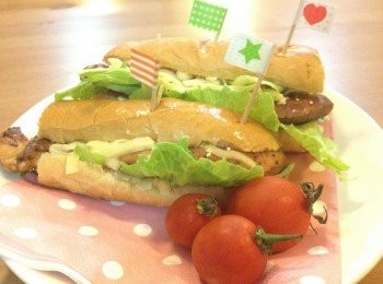 step8: 可以攤開用烤箱融化起司或是用微波爐30秒，然後插上可愛的旗子，就大功告成拉~^^