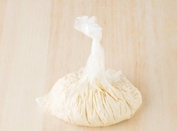 step8: 釋放塑膠袋的空氣後再打結