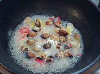 step4: 煮滾蛤蠣開.加入煮好的麵稍煮入味