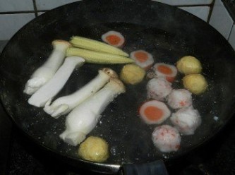 step6: 另起一鍋水，將火鍋料與玉米筍、杏鮑菇下鍋煮熟