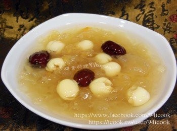 step3: 大火煮滾轉小火熬煮30分鐘，加入紅棗和新鮮蓮子煮15分鐘，趁熱加入適量原味冰糖，待其融化，即可食用，完全冷卻或冰過後濃稠度會增加，口感更滑順好吃。(冰涼後風味更佳)