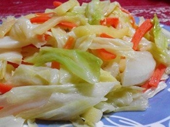 step2: 倒入橄欖油，放入蒜頭爆香，接著放入胡蘿蔔，先小炒一下，再放入高麗菜快炒，加點少許的水，讓高麗菜稍微軟一點、再加點少許的塩，最後放入蘋果絲小炒一下，即可盛盤享用女生們想要瘦身、又想養顏美容、且吃的營養滿分的高麗菜蘋果絲喔!!