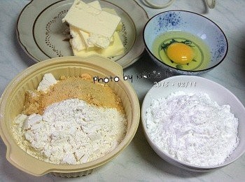 step1: 製作《起司麵糰》：

無鹽奶油：   110g
糖粉：       100g
雞蛋：        50g
低筋麵粉：   250g
起司粉：      30g


所有<span class="group_1">食材</span>量秤好
雞蛋打散；低筋麵粉和起司粉先混合均勻
無鹽奶油放室溫軟化後再使用