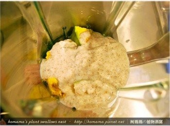 step3: 將黑木耳米布丁倒入果汁機中，並倒入些許鮮奶。