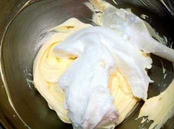 step9: 再將蛋白霜1/2加入8的鮮奶油蛋黃中用日文寫の字的方式拌勻