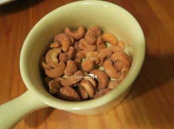 step1: 腰果烤箱烘烤5分鐘備用