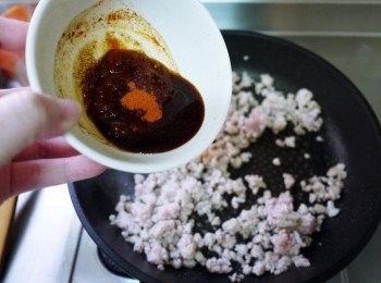 step3: 同鍋用花椒油炒熟絞肉後，下<span class="group_2">調味</span>