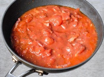 step3: 下蕃茄粒，下鹽及黑胡椒粉調味。用中火煮沸後，轉小火煮5分鐘