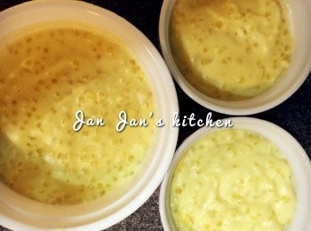 step4: 這個甜品如不靠糖，基本上是沒什麼甜味。所以如不想放太多的糖，可以放栗子蓉、紅豆蓉或芋頭蓉於杯底，才傾入西米糊，味道就會較為豐富。預熱焗爐190度，焗15-20分鐘至表面金黃色即成。