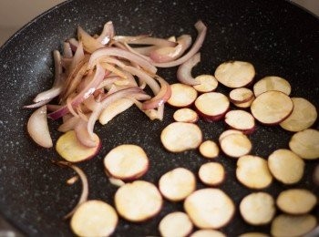 step4: 同一鍋內分開放上洋蔥絲和甜薯塊，加入少許鹽和黑椒碎調味，中火炒至洋蔥變軟後盛起。鍋內繼續煎甜薯，蓋上鍋蓋焗三分鐘，盛起