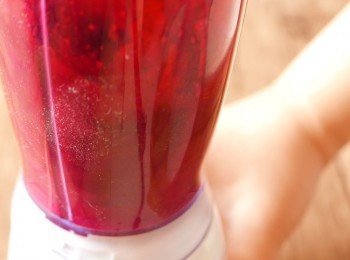 step1: 蛋糕做法（步驟1-4）：
把紅菜頭和浸著紅菜頭的水放入攪拌機打成紅菜頭汁。