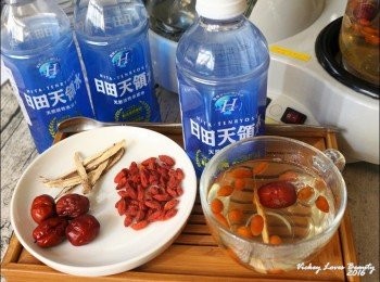 step4: 另外為了外出時擕帶方便，也可以改用保溫瓶
作法：<span class="group_1">食材</span>事先準備好放入保溫瓶內，再倒入熱開水上蓋即可
喝完的時候，也可以再加熱水回沖，同時浸泡時間則依回沖之數而增加.
另外為了外出時擕帶方便，也可以改用保溫瓶
作法：<span class="group_1">食材</span>事先準備好放入保溫瓶內，再倒入熱開水上蓋即可
喝完的時候，也可以再加熱水回沖，同時浸泡時間則依回沖之數而增加