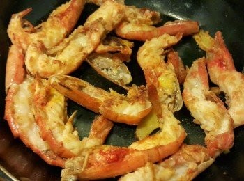 step2: 用薑起鑊，先煎殼的一邊，之後另一面，落少許鹽，不要完全煎熟