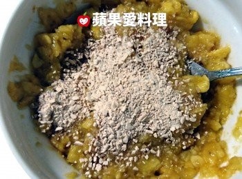 step2: 加入蓮藕粉，用湯匙攪拌均勻。