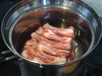 step1: 豬肋排以冷水加熱方式汆燙去除血水雜質，
然後再用清水沖洗乾淨備用