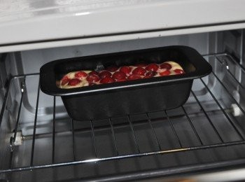 step6: 烤箱先以上下火200度預熱5分鐘後，放入烤箱烤至7分鐘後，轉為180度，設定20~25分鐘