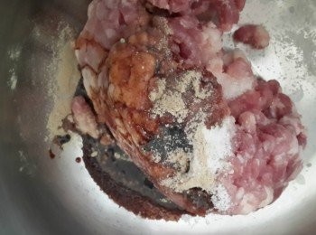 step1: 將所有調味料加入絞肉中拌勻~