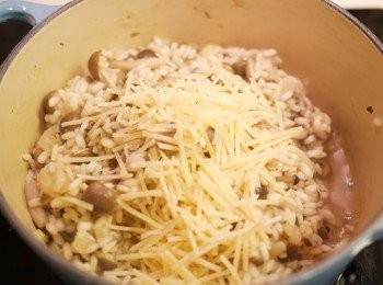 step7: 攪拌到菇汁差唔多收乾時, 加入巴馬臣芝士