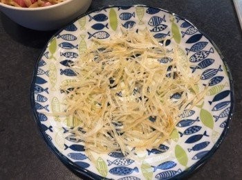 step4: 準備一隻圓碟，先鋪上銀魚仔，再鋪上豬肉榨菜，大火蒸約10-12分鐘至全熟。